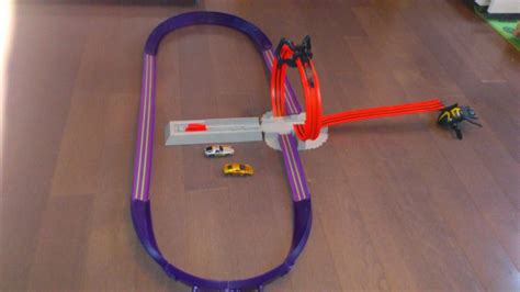 prodajem HOT WHEELS stazu za autiće i dva autića