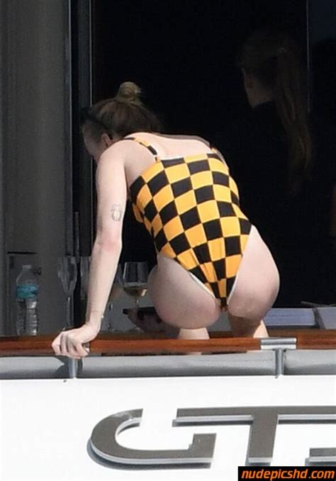 Sophie Turner Hot Butt Swimsuit Nude Leaked Porn Photo