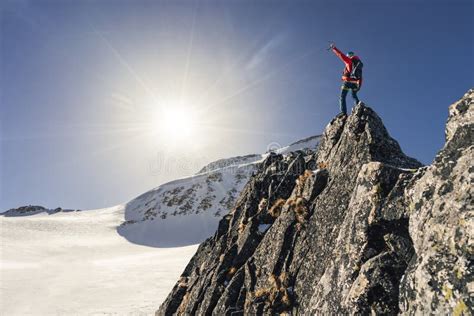 Alpinista En La Cima De Una Monta A Foto De Archivo Imagen De Cielo