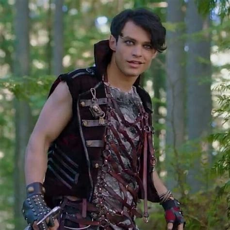 Harry Hook Thomas Doherty Disney Descendants Amino Amino