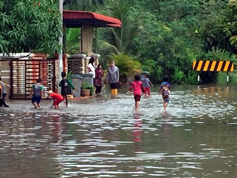 17 Families Evacuated As Floods Strike Muar New Straits Times