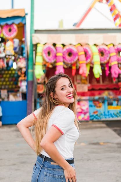 Blonde Jeune Fille Dans Le Parc D Attractions Photo Gratuite