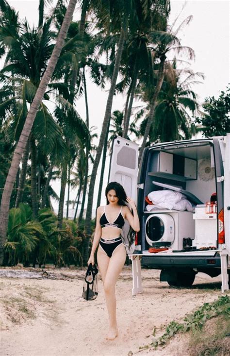 Ngọc Trinh mặc bikini bé tẹo ngồi ăn dưa hấu thảnh thơi sau khi gây ồn ào vì chuyện mua đất