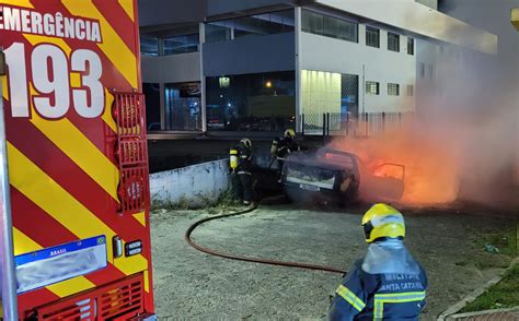 PRINCÍPIO DE INCÊNDIO EM VEÍCULO BOMBEIROS DE SÃO JOSÉ AGEM RÁPIDO