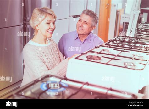 Famille Mature Couple Choisir D Eux M Mes Dans La Cuisine Cuisini Re Gaz Pour Stocker Photo