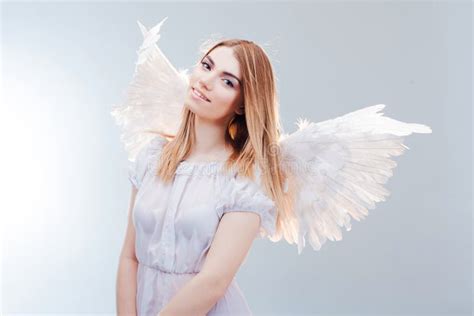 Un Ange De Ciel Jeunes Fille Blonde Merveilleuse Dans L Image D Un Ange Avec Les Ailes Blanches