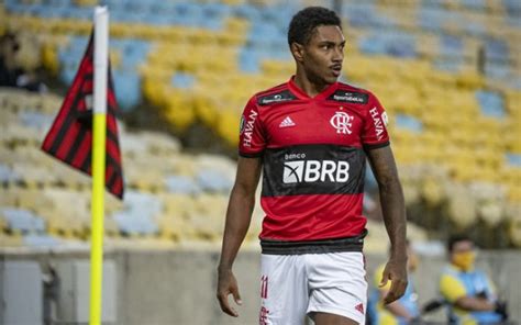 Flamengo abre conversas por renovação de contrato de Vitinho Coluna