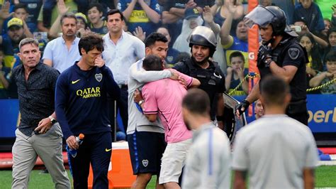 El Noble Gesto De Carlos Tevez Con Un Hincha Que Saltó Al Campo Y