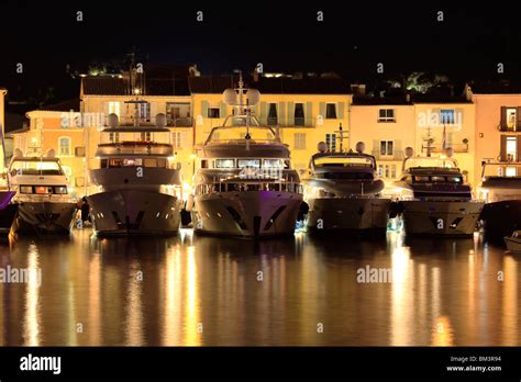 Luxus Yachten Im Hafen Von St Tropez In Der Nacht Cote D Azur