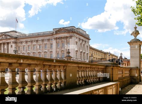 Side View Of Exterior Of Buckingham Palace London Stock Photo Alamy