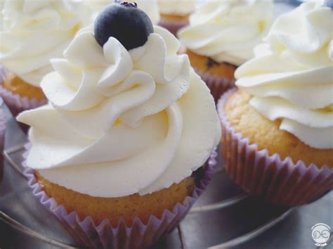 Cupcakes Aux Myrtilles Et Chantilly Au Mascarpone Les Gourmandises De