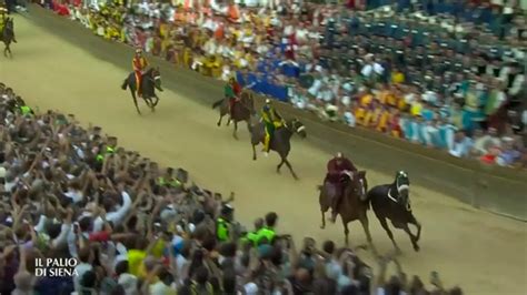 L Oca Vince Il Palio Dell Assunta Con Il Cavallo Scosso La Contrada