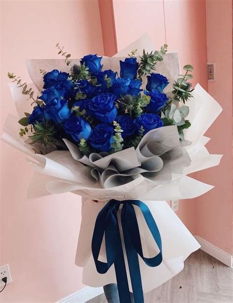 Ramo De Rosas Azules Envoltura En Tendencia Florister A C Mplices