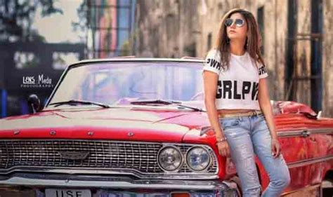 Haryanvi Hot Dancer Sapna Choudhary Looks Sexy As She Flaunts Bhangra With Daler Mehndi See