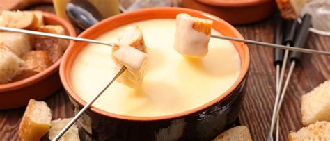 Aprenda a fazer um fondue de queijo rápido e fácil inspirado na suíço