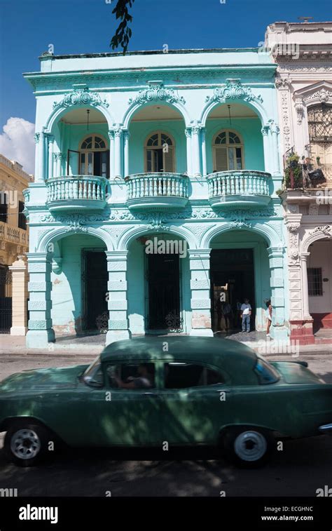 Un Antiguo Coche Pasa Un Colorido Ejemplo De Arquitectura Colonial