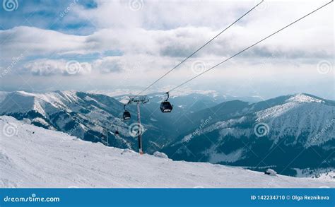 ELEVADOR DA GÔNDOLA Cabine Do Esqui elevador Na Estância De Esqui Yasna