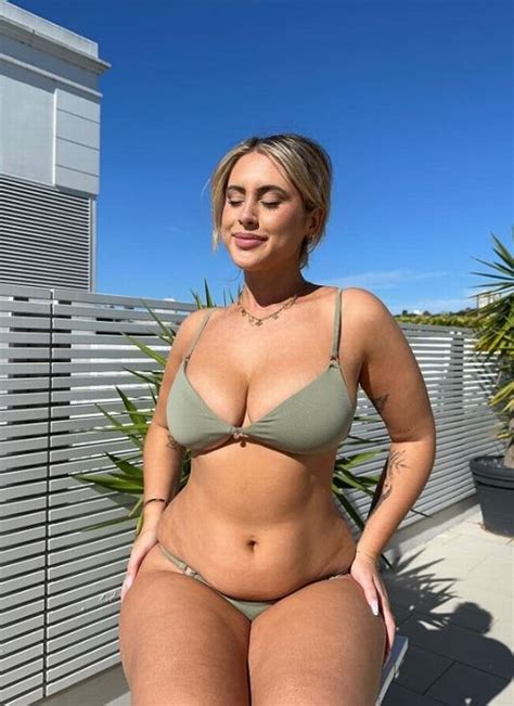 Curvy Babe Who Picked Apart Her Rolls Now Embraces Them In Sexy