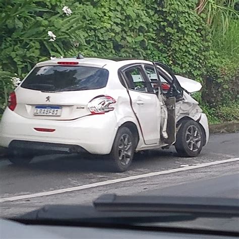 Dois Carros Colidem Na Rio Santos Em Angra Dos Reis E Quatro Pessoas