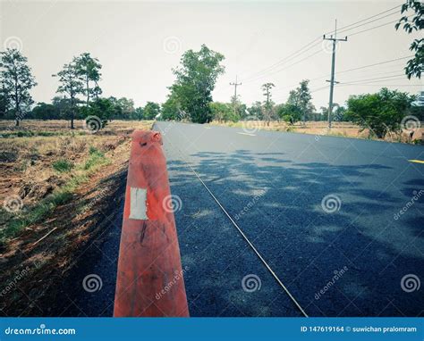 Pintura Del Tr Fico Por Carretera Blanca En La Superficie Del Asfalto