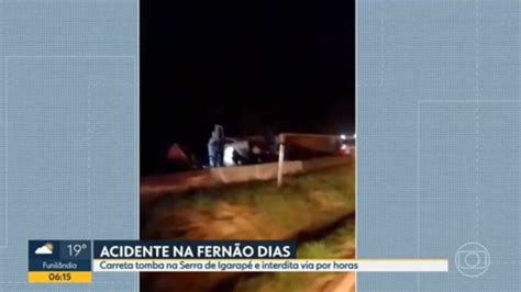 V Deo Carreta Tomba E Deixa Uma Pessoa Ferida Na Rodovia Fern O Dias