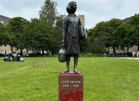 Amsterdam Deturpata La Statua Di Anna Frank Con La Scritta Gaza Il