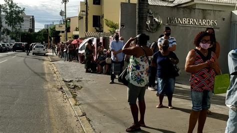 Idosos Passam A Noite Em Fila Para Se Vacinar Em Campos Senhas