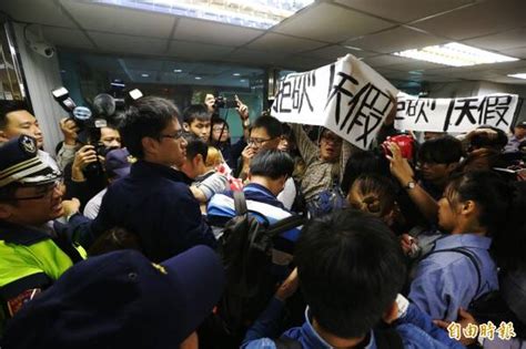 台湾学生闯民进党中央党部抗议 手机凤凰网