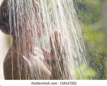Im Genes Fotos De Stock Objetos En D Y Vectores Sobre Nude Woman Outdoor Shower