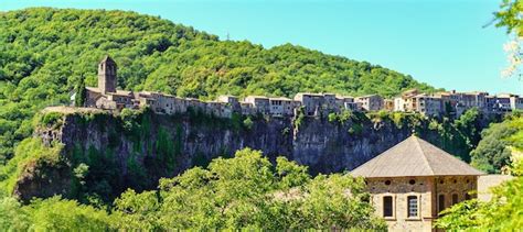 Vista panorámica del acantilado que sostiene el pueblo medieval de