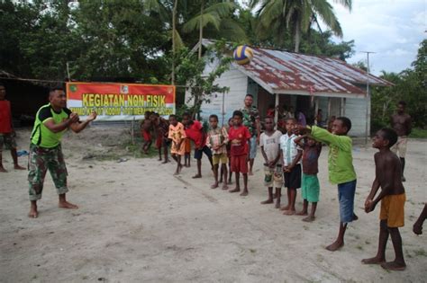 InfoPublik Anak Anak Kampung Epem Diajari Main Bola Volly Oleh