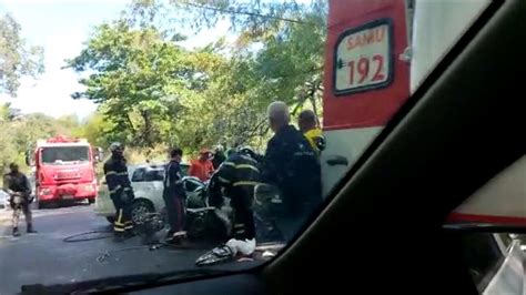 Batida Entre Dois Carros Causa Congestionamento Na Estrada Do Derba Em