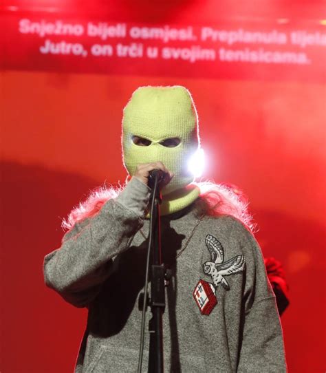 Foto Lanice Grupe Pussy Riot Ponovno Uhi Ene Ovog Puta Zbog Pacifisti Kog Grafita Tportal