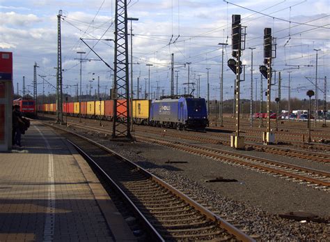 186 269 7 von Rhenus Logistik fährt mit einem MSC Containerzug aus