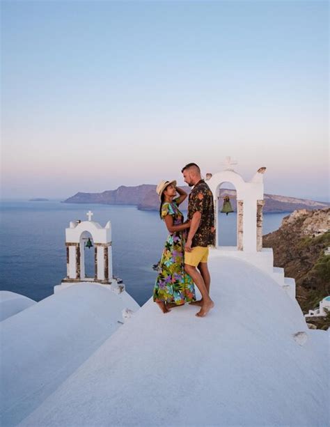 Casal Se Abra Ando E Se Beijando Em F Rias Rom Nticas Em Santorini