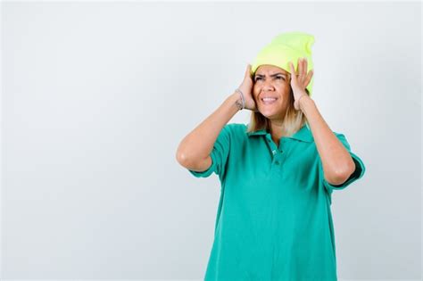 Mujer Joven En Camiseta De Polo Gorro Manteniendo Las Manos En La