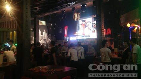 Beer Club giữa Sài Gòn cho nhân viên mặc bikini múa khiêu dâm phục vụ khách