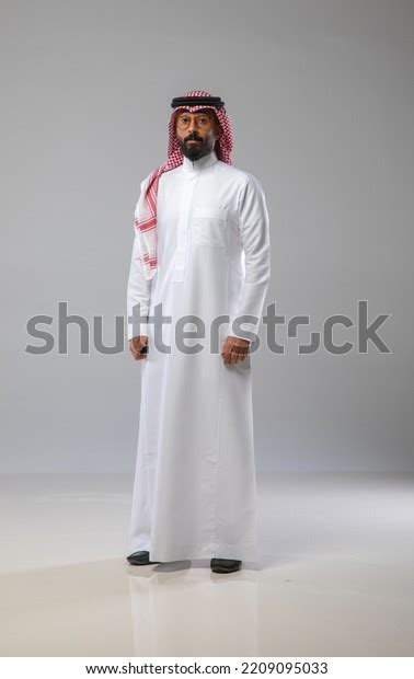 Saudi Men Dress: Over 5,806 Royalty-Free Licensable Stock Photos ...