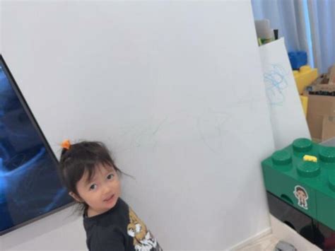 【写真・画像】 アレク、自宅の壁や床に落書きをする娘「記念に写真撮っておきます」 1枚目 話題 Abema Times アベマタイムズ