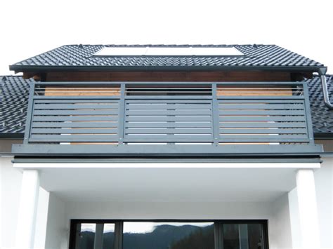 Telfs 01 SVOBODA Moderner Aluminum Balkon Anthrazit Querlattung