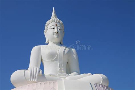 Estatua Blanca De Buddha Imagen De Archivo Imagen De Agradable 17690389