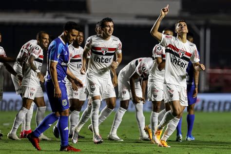 Bola Rolando Para O Segundo Tempo De S O Paulo X Binacional R Dio