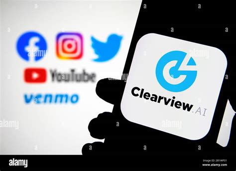 Le Logo Clearview Ai De La Soci T Sur Le Smartphone Se Tient Entre Les