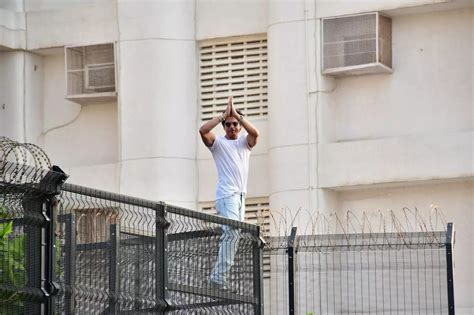 Shah Rukh Khan thanks fans as 'sea of love spreads all around' Mannat ...