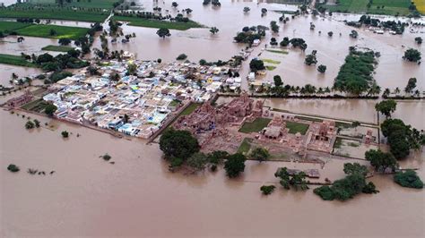 Karnataka Floods 40 Dead 2028 Villages Affected In 17 Districts Imd