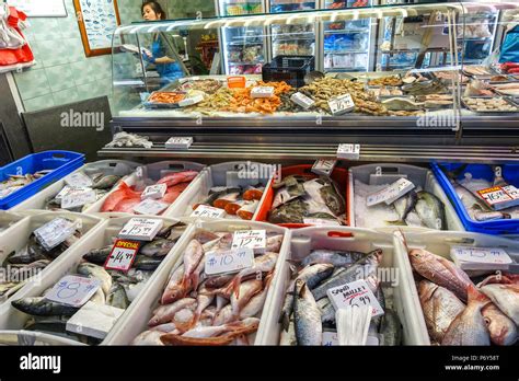 Seafood Counter Display Hi Res Stock Photography And Images Alamy