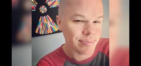 В США небинарного чиновника Сэма Бринтона обвинили в краже чемодана с $2300