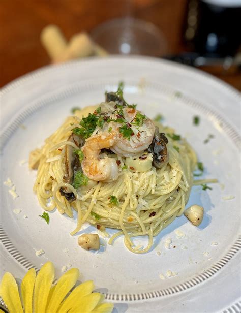 Spaghetti Aglio E Olio With Seafood And Portobello Mushrooms Ultrafoods