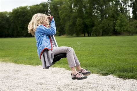 Fille Blonde D enfant Heureux l âge Se Débarrasse Sur L équipement De Jeu De Fox De Vol Dans