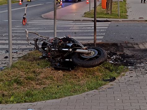 Dramatyczny wypadek motocyklisty Zderzył się z osobówką Zginął na